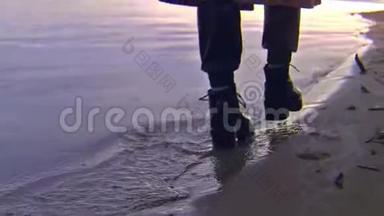 女人穿着鞋子在水上行走的特写镜头。 库存录像。 穿着黑色时髦皮鞋的女人在水中行走
